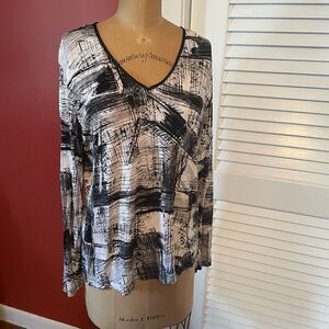 CHICO’S | abstract black & white v neck blouse 2 or M